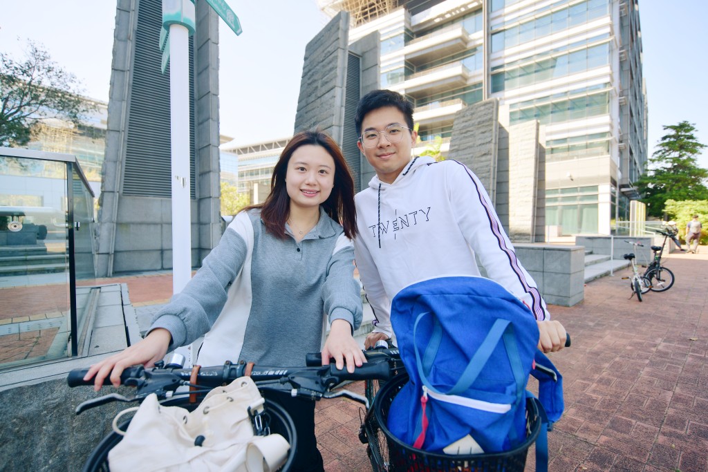 左起。何女士與陳先生認為，如果路上有騎得快電動單車，會感到害怕。 歐樂年攝