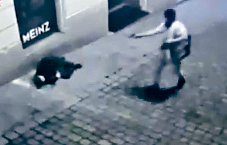 電視台片段顯示，槍手周一晚在維也納持步槍和手槍射擊街上的人。