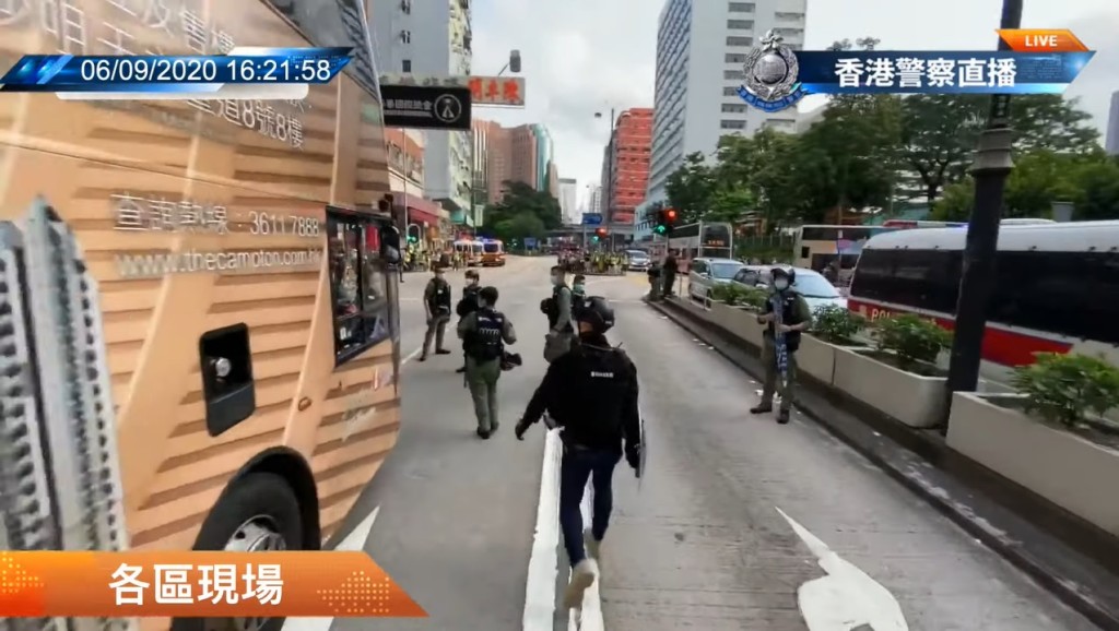 警員攔截一輛巴士。警方社交網站截圖