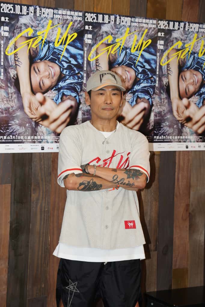 杜德偉念亡父,望兒子AJ上台,三代隔空對唱。 杜德偉念亡父,望兒子AJ上台,三代隔空對唱。