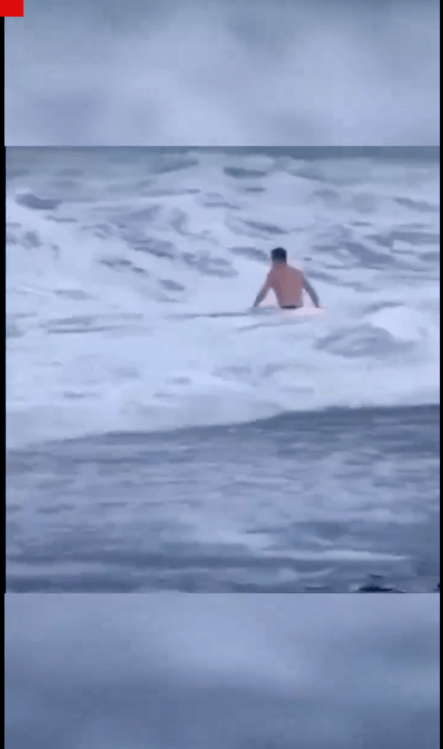 男子奋不顾身扑入浪中，但已太迟。