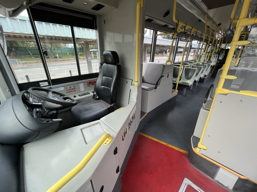 皇巴士已徹底清潔車廂，並為車隊噴灑消毒抗菌塗層。皇巴士圖片