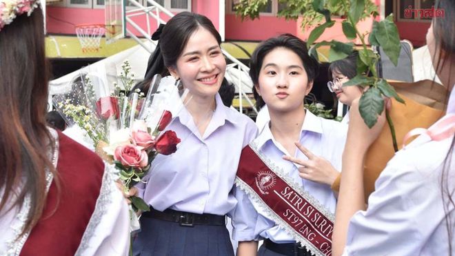 Soraprapa Siripatrawich與學生難以區分。(網絡圖片) Soraprapa Siripatrawich與學生難以區分。(網絡圖片)