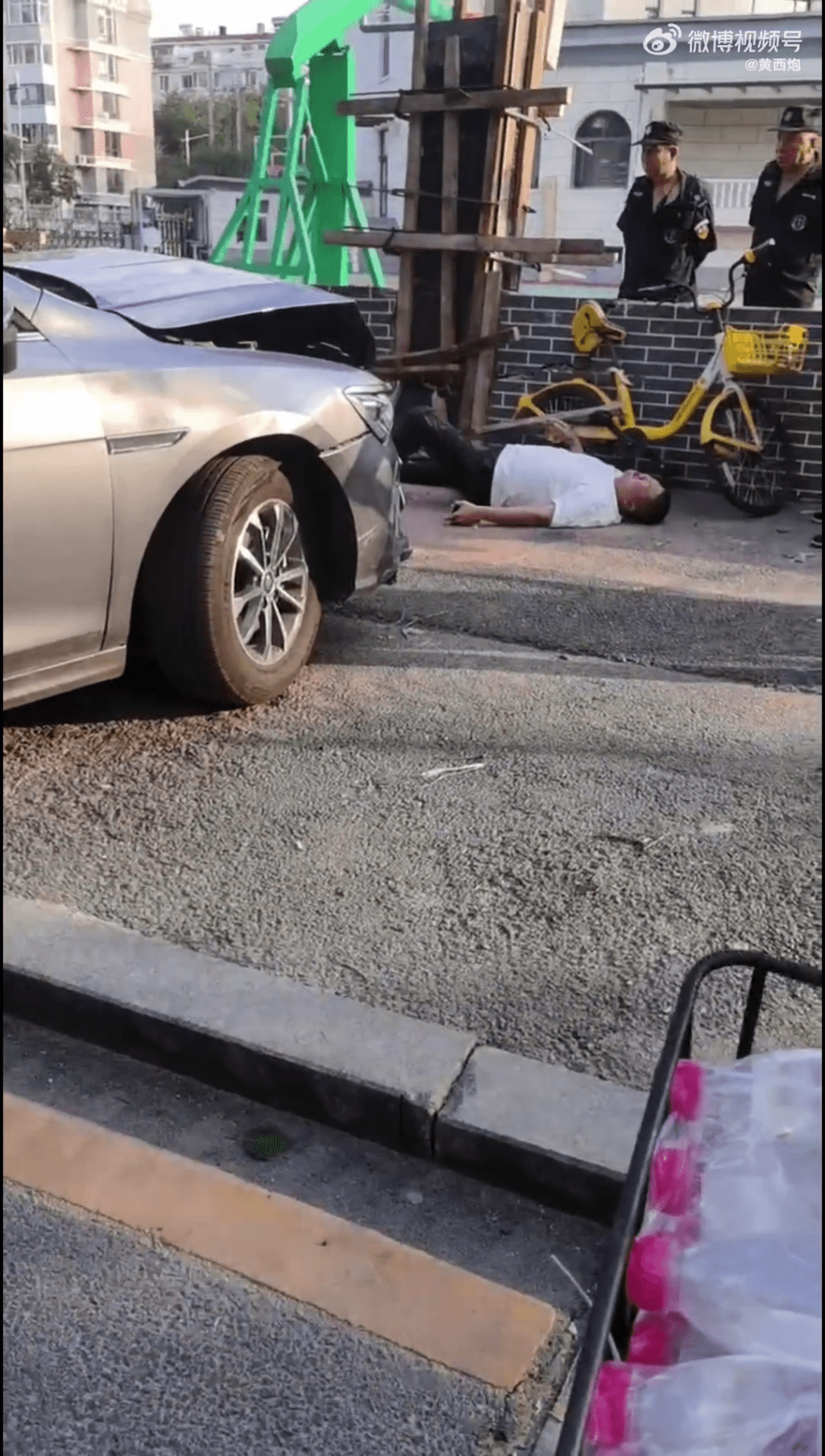 單車男被撞倒地。 單車男被撞倒地。