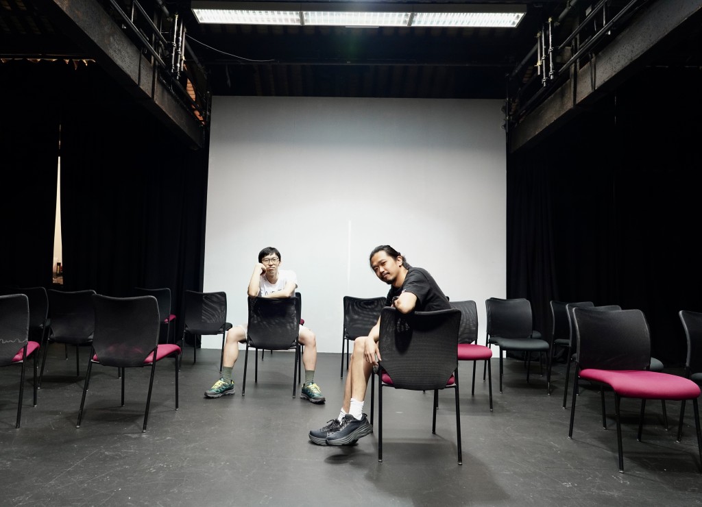 盧宜敬（左）和陳子豐（右）運用最基本的劇場元素，敞開觀眾對未來的想像。