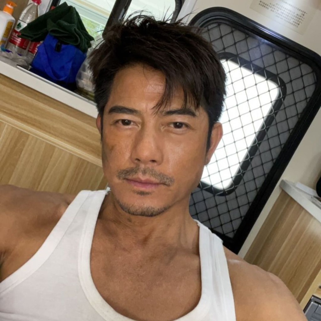 比起上月這照,城城連白背心都變舊了。