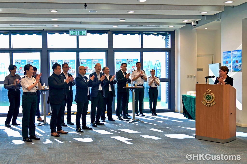 香港海關今日葵涌海關大樓舉行第十八屆「海運貨物顧客聯絡小組」委員就職典禮。海關fb圖片