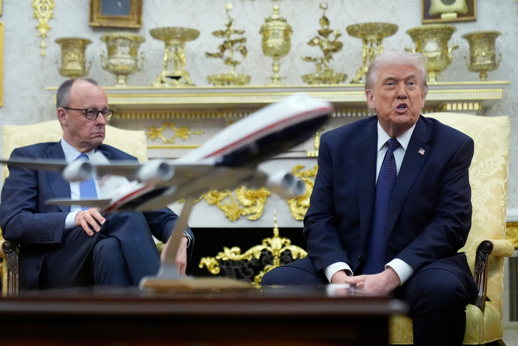 特朗普公開抨擊西班牙拒絕借出軍事基地支援對伊空襲,隨即宣布將切斷美國與西班牙之間的所有貿易往來。美聯社 特朗普公開抨擊西班牙拒絕借出軍事基地支援對伊空襲,隨即宣布將切斷美國與西班牙之間的所有貿易往來。美聯社