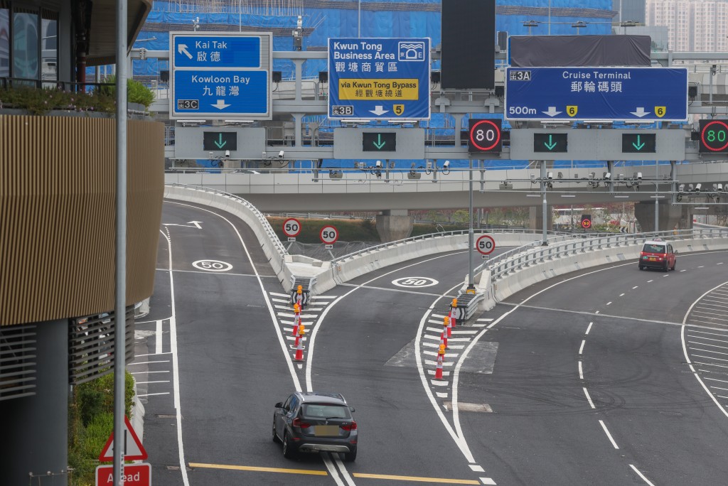 有私家车原往观塘绕道，于“风琴位”前临时切线，改往九龙湾方向。