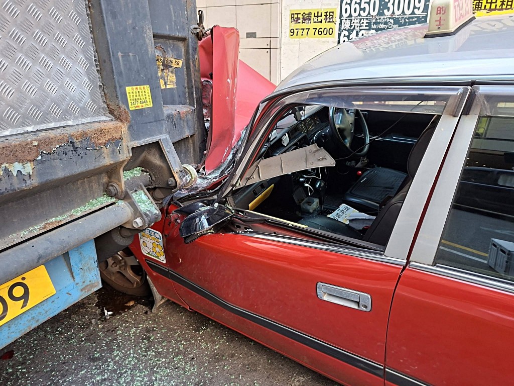 的士車頭嚴重損毀。網圖 的士車頭嚴重損毀。網圖