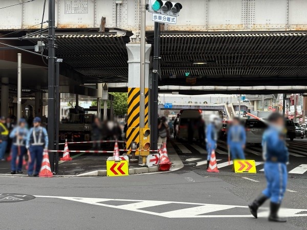 警方在事故現場調查。@Gt8VUlzRG7buafO 警方在事故現場調查。@Gt8VUlzRG7buafO
