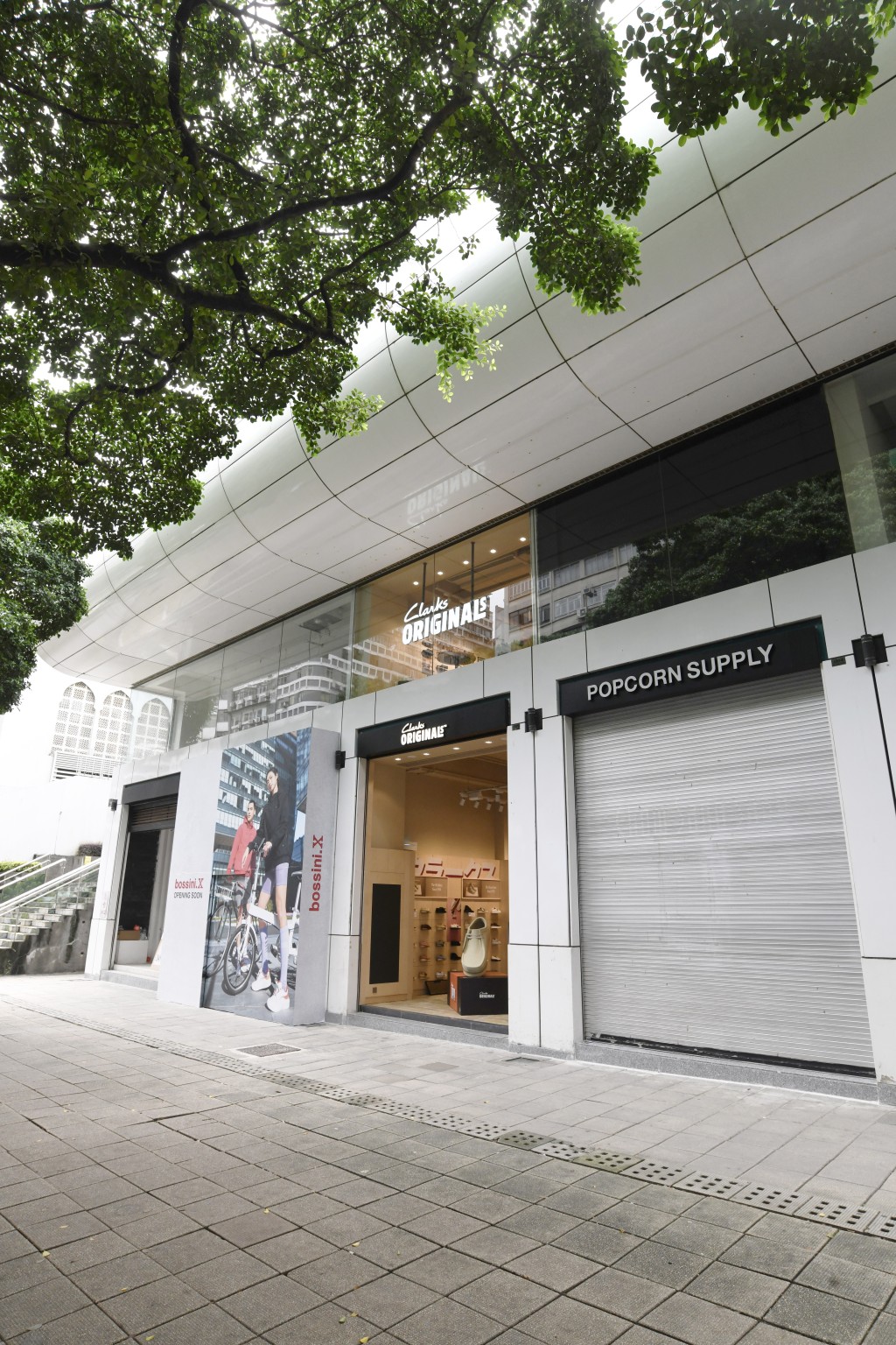 該舖是栢麗購物大道第一間舖位，最接近清真寺及港鐵站出口，屬於龍頭位置。