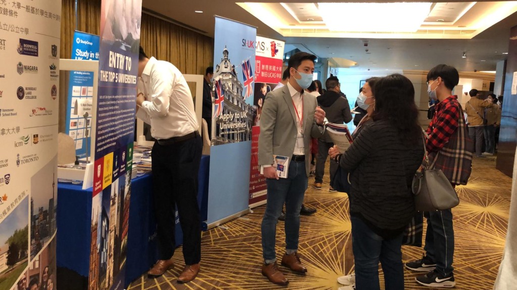 Javis（中）表示，近來多了家長查詢加拿大升學事宜。