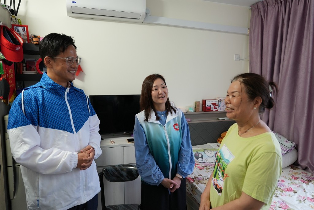 水務署及房屋署人員上門與居民接觸。房委會FB 水務署及房屋署人員上門與居民接觸。房委會FB