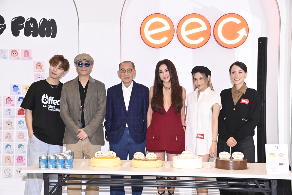 加盟英皇後，Bobby與集團主席楊受成等出席活動。