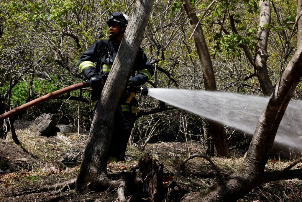 日本北部岩手县山林大火已连续焚烧多天，消防员努力扑救。 路透社