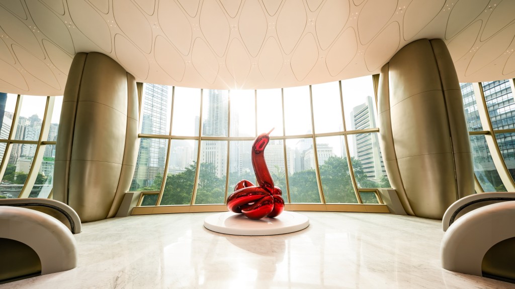 he Henderson三樓辦公大堂引入知名當代藝術家傑夫．昆斯（JEFF KOONS）《氣球天鵝（紅色）》藝術作品。