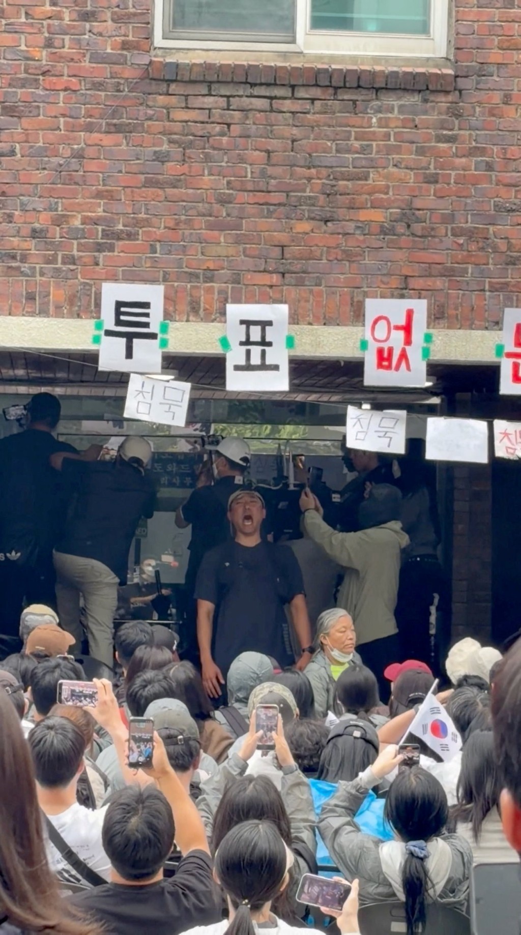 南韩地方选举部分票站选票不足导致投票中断,引发民众抗议。 路透社 南韩地方选举部分票站选票不足导致投票中断,引发民众抗议。 路透社