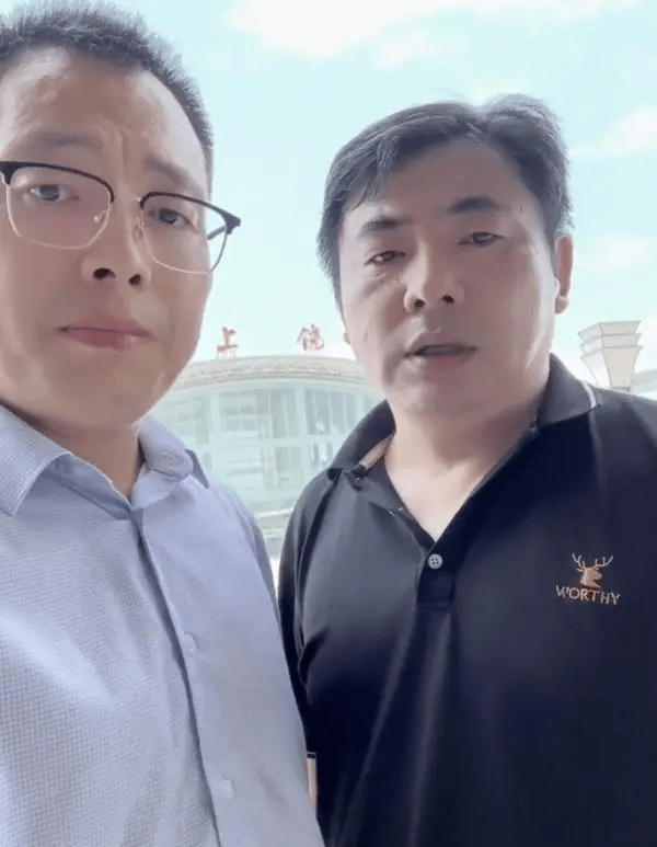 陈先生（右）和代理律师。