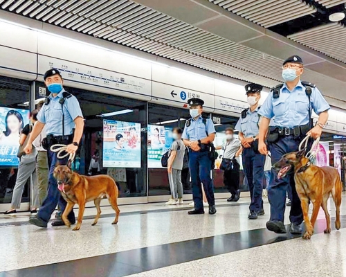 ■警方鐵路警區、衝鋒隊和警犬隊人員在港鐵站高姿態巡邏。