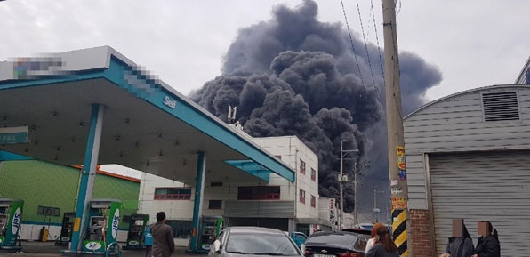 南韩仁川工业区化工厂大火，现场浓浓黑烟不断窜出。(网图)