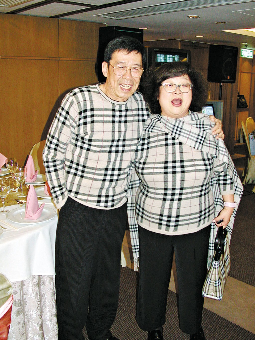 其实胡枫一向都好潮，2002年曾与肥姐一同着Burberry现身70岁生日会。