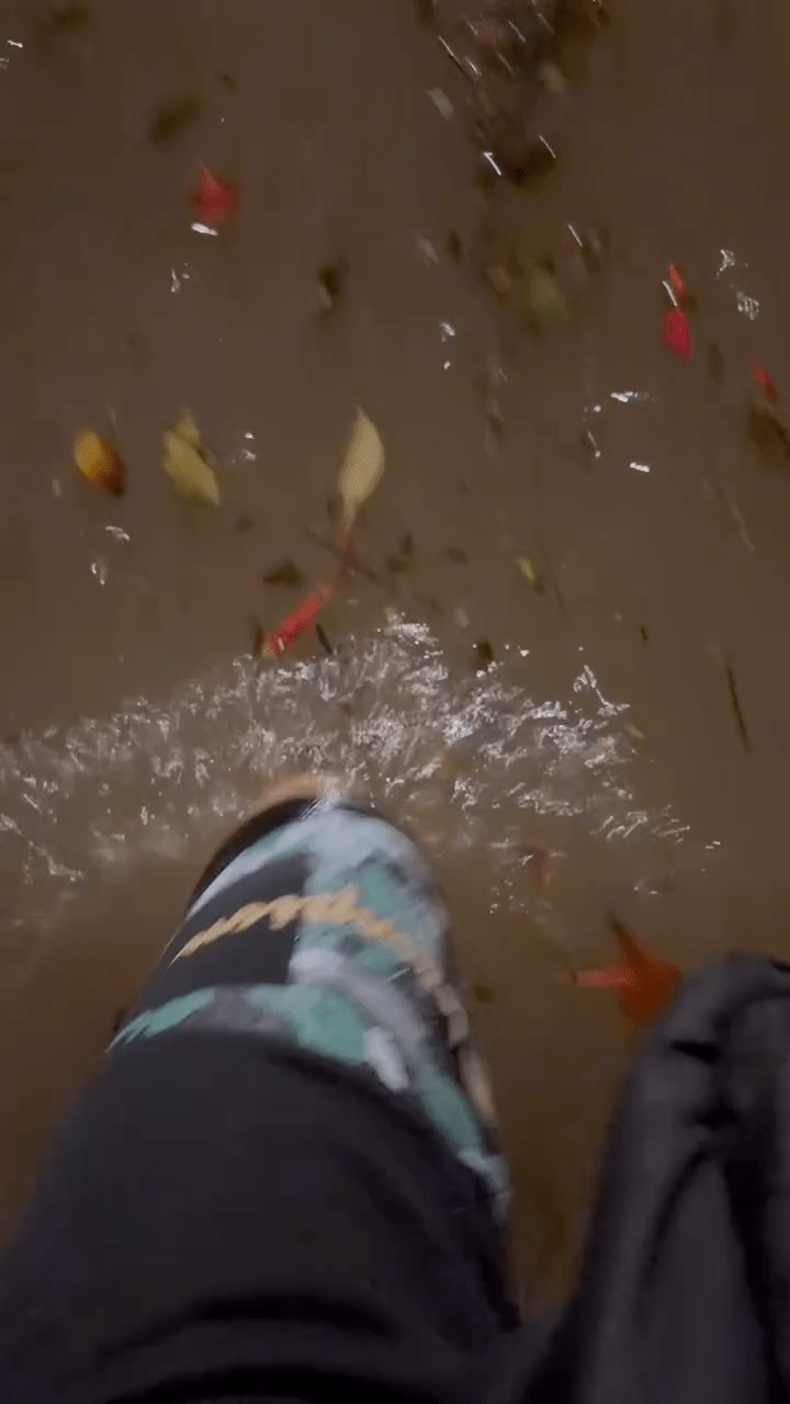 有上水居民自拍顯示水位已升至膝頭位置（圖片：___kkkenkkkan＠Threads）