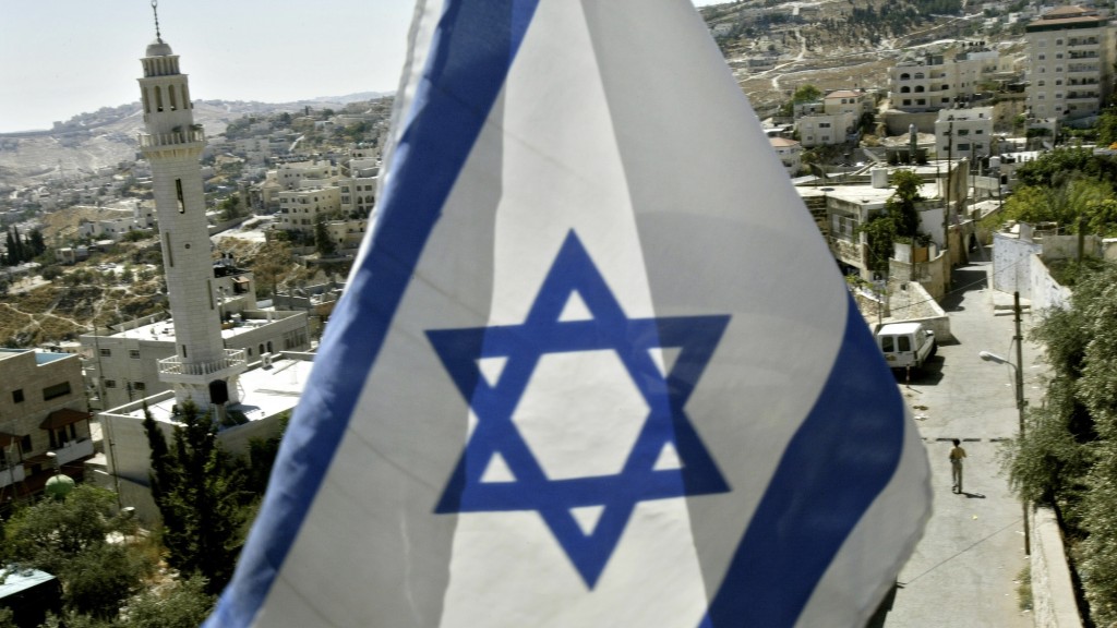 東耶路撒冷一戶猶太居民家中掛起以色列旗。 美聯社資料圖