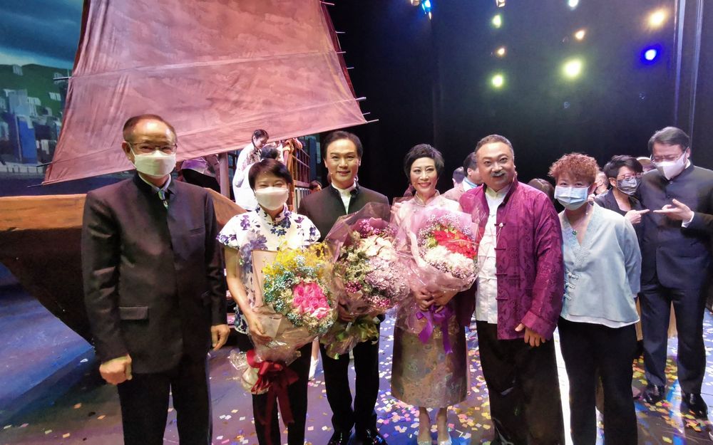 《香江号》圆满完成，（左起）主办单位吴仕福主席、民政事务局常务秘书长谢凌洁贞与龙贯天、卫骏辉等。