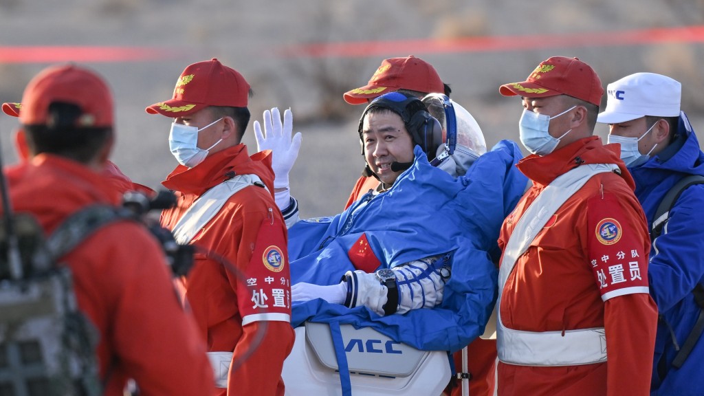 神舟二十号航天员陈冬顺利返回地球。 新华社 神舟二十号航天员陈冬顺利返回地球。 新华社