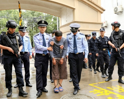 警方帶疑兇到案發地調查。網圖