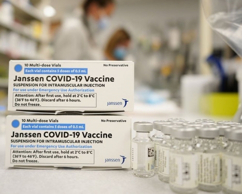 美國批准數百萬劑強生新冠疫苗延長有效期4個半月。AP圖片
