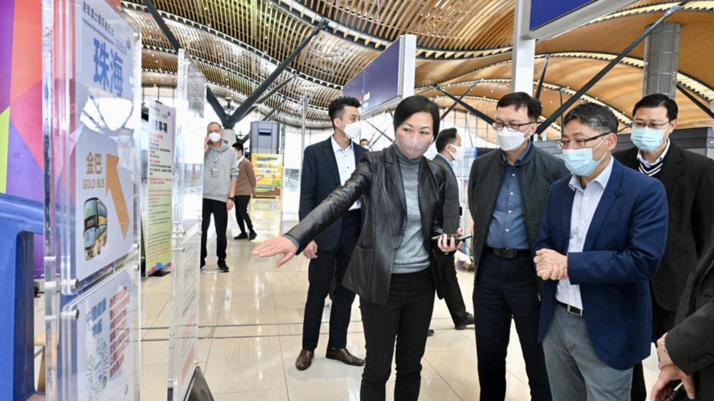 運輸及物流局局長林世雄等今早到口岸視察時,見到市民興奮地過關。運輸局FB