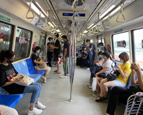 新加坡外傭宿舍再傳疫情，逾5000人須接受檢測。AP資料圖片