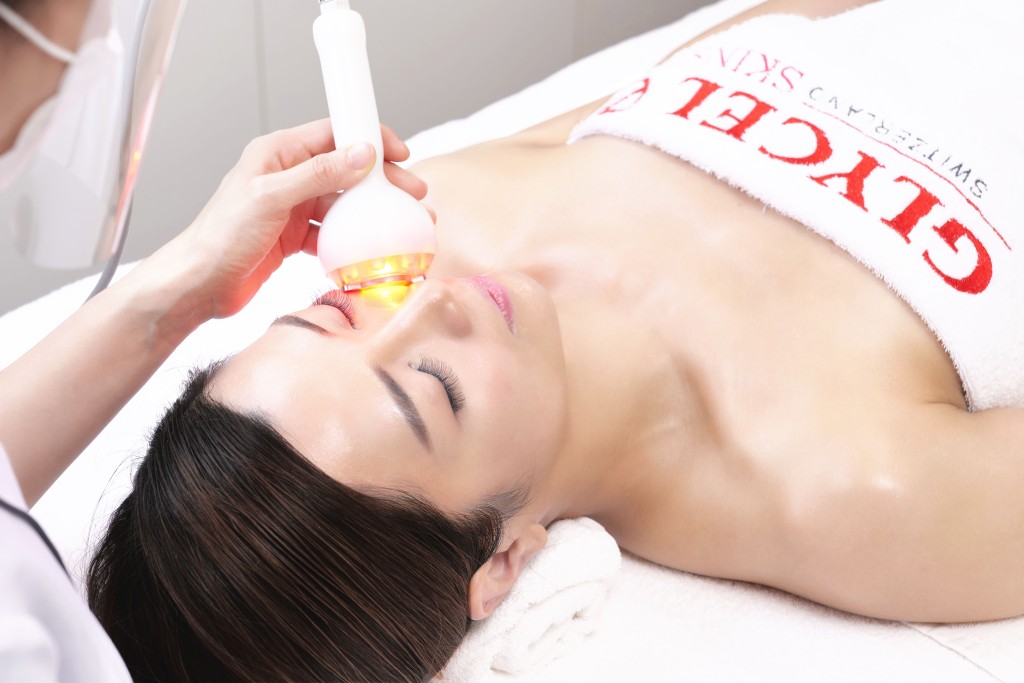 Glycel瑞士極地瑰寶細胞再生療程，運用Bioactivation紅光活氧緊緻技術，並配合+OxyLift天然植物濃縮精華導入。