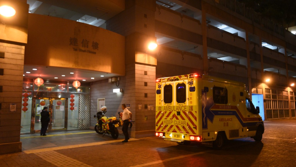 寶達邨單位男子昏迷床枱之間 送院搶救不治