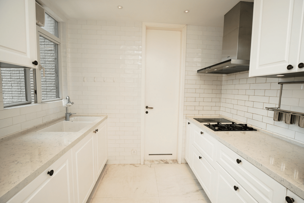 厨房以白色为主调，更有多组橱柜，提供充足储藏空间。