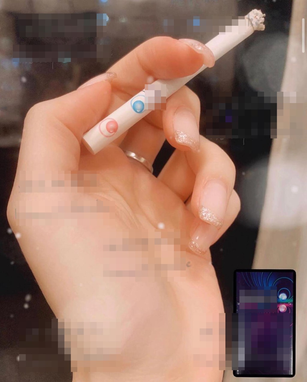 有私煙賣家在社交媒體上載宣傳短片，可見女子以纖纖玉手拿起香煙。 網上圖片