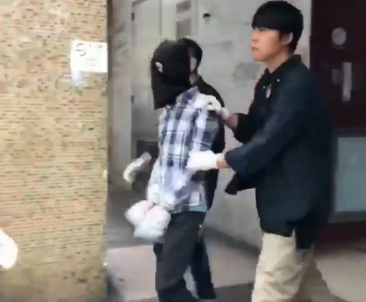 死者兒子(小圖)被捕。網圖