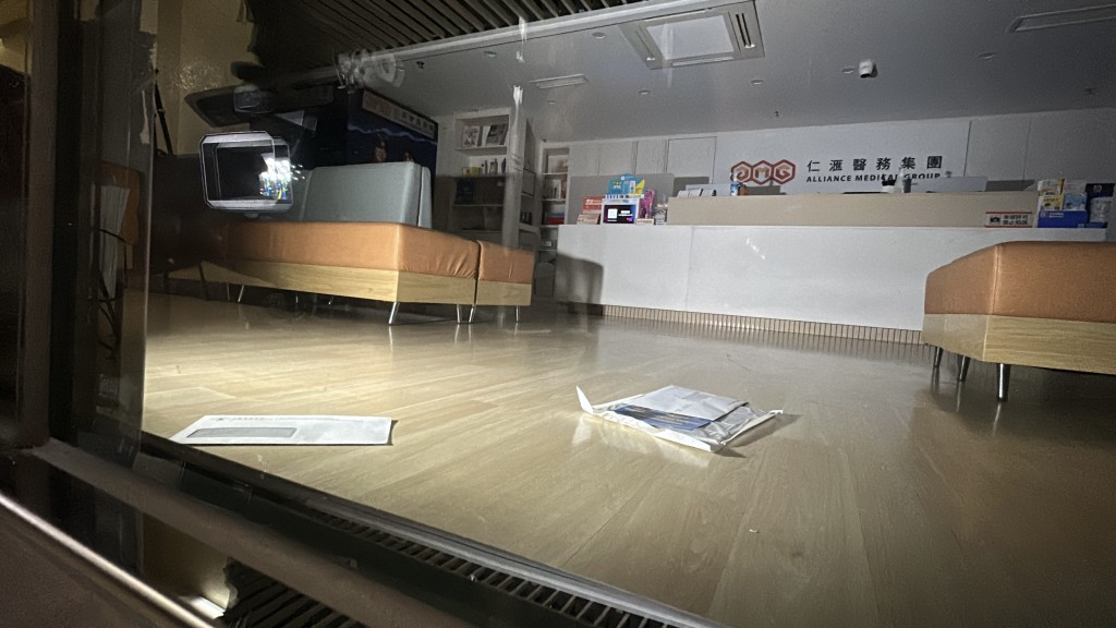 位於尖沙咀的仁滙醫務中心沒有開門，室內遺有信件。劉漢權攝