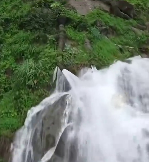网民发现云台天瀑源头有多条水管放水。