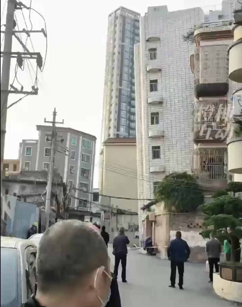 湛江市几幢楼疑因地陷明显倾斜。