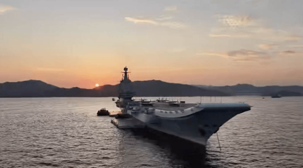 山東艦的威武氣勢固然令人感到震撼,而其夜泊維港的畫面同樣優美,令人神往。 山東艦的威武氣勢固然令人感到震撼,而其夜泊維港的畫面同樣優美,令人神往。