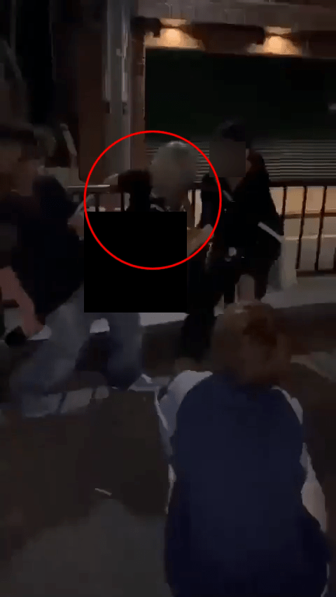 另一段影片6秒，看到不少圍觀者這時走近少女，影片看到施虐者包括一名少女（右面）。