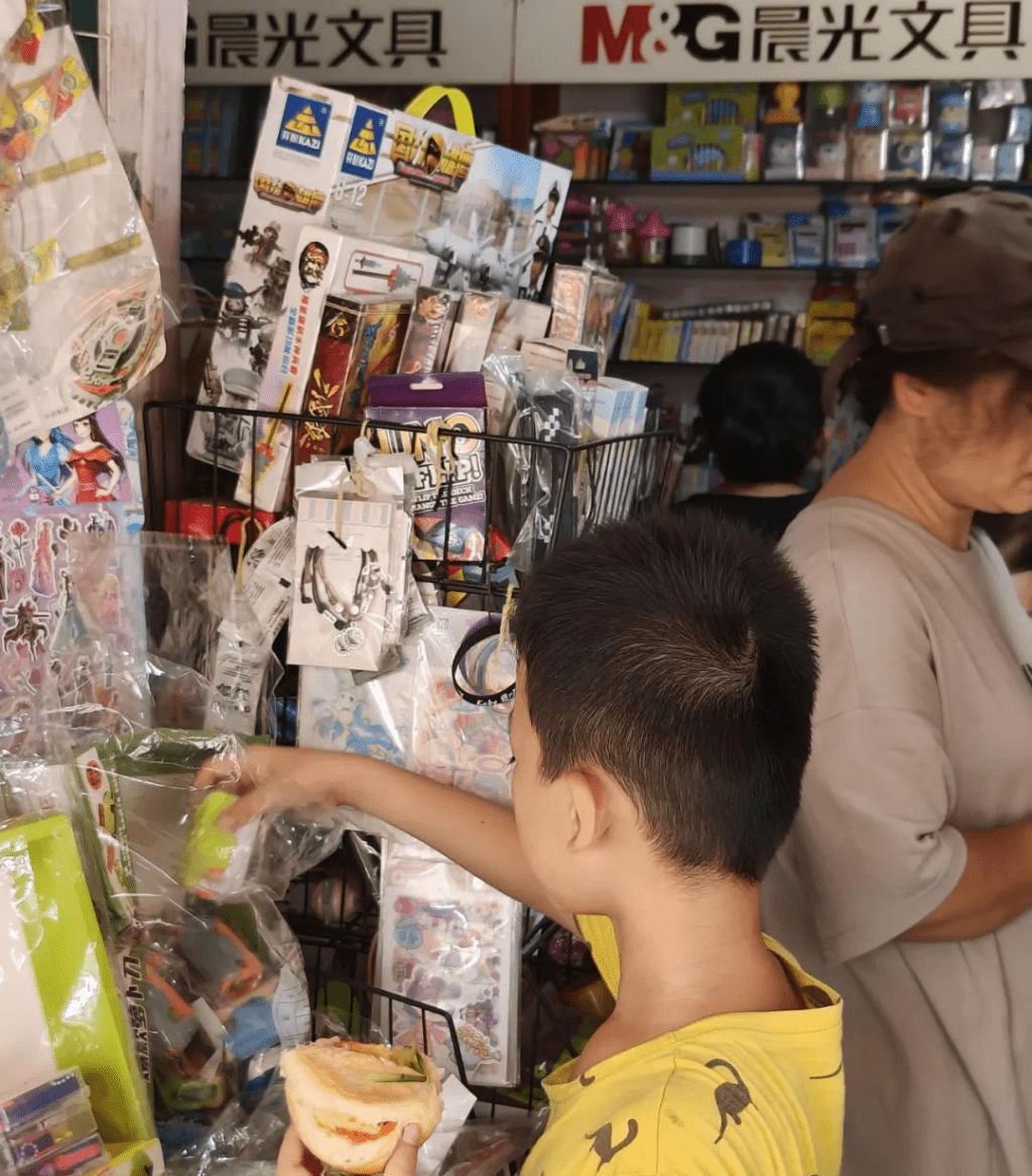 小朋友很容易在線上線下各途徑購買「蘿蔔刀」。