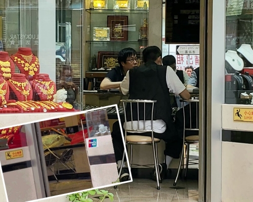 賊人扑爛飾櫃劫走多盆金器。林思明攝