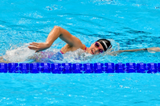 港隊何詩蓓在女子個人200米自由泳中排第2，晉身準決賽。