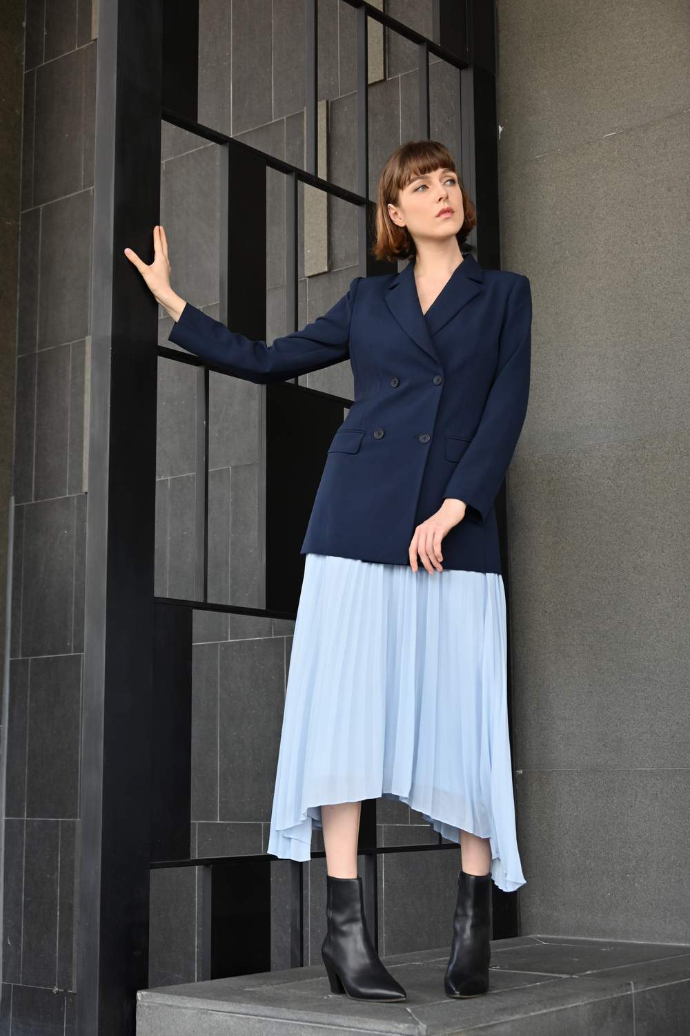 深藍色孖襟西裝外套/$1,573、淺藍色不對稱百褶半截/$1,095。