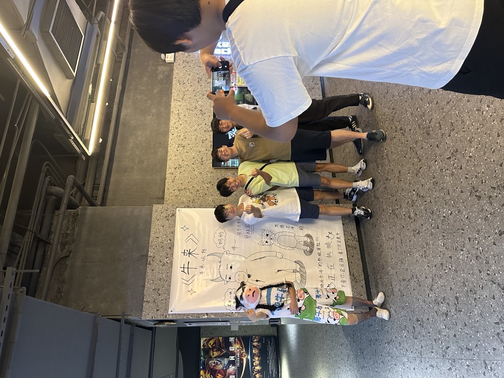 不过目前为止香港仍未上映电影《牛来》，故不少港人专程北上观影打卡。