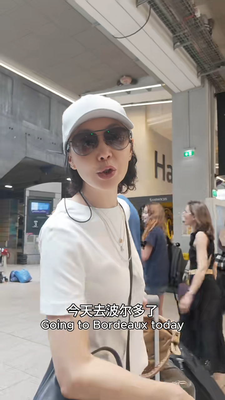 張曼玉從巴黎搭火車前往法國波爾多尋找友人。